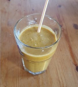 Goldene Milch mit Omega-3